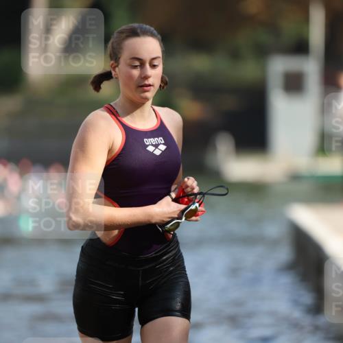 14.09.2025 - Stadtparktriathlon Michael Strokosch http://msf.ph/oto/8870118 14.09.2025 11:11:55 Schwimmen 930, 955, 987, 992, 993 meine-sportfotos.de