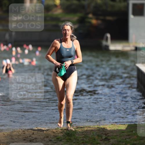 14.09.2025 - Stadtparktriathlon Michael Strokosch http://msf.ph/oto/8870165 14.09.2025 11:12:25 Schwimmen 934, 942, 976 meine-sportfotos.de