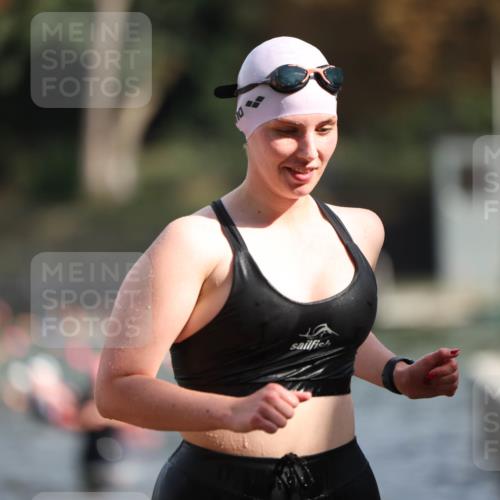 14.09.2025 - Stadtparktriathlon Michael Strokosch http://msf.ph/oto/8870364 14.09.2025 11:13:22 Schwimmen 927, 944, 975 meine-sportfotos.de