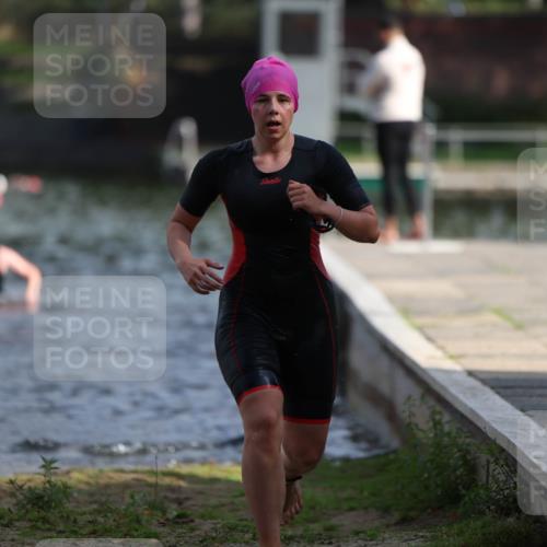 14.09.2025 - Stadtparktriathlon Michael Strokosch http://msf.ph/oto/8870365 14.09.2025 11:13:29 Schwimmen 944, 975, 981, 1018 meine-sportfotos.de