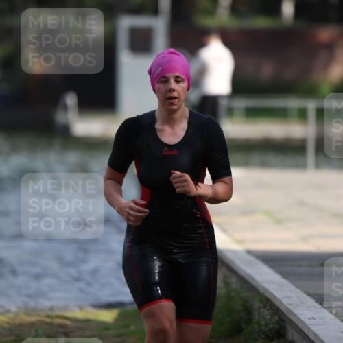 14.09.2025 - Stadtparktriathlon Michael Strokosch http://msf.ph/oto/8870367 14.09.2025 11:13:30 Schwimmen 937, 944, 975, 981, 1018 meine-sportfotos.de