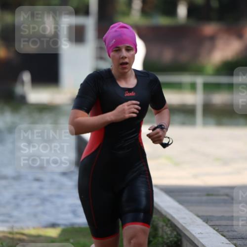 14.09.2025 - Stadtparktriathlon Michael Strokosch http://msf.ph/oto/8870368 14.09.2025 11:13:30 Schwimmen 937, 944, 975, 981, 1018 meine-sportfotos.de