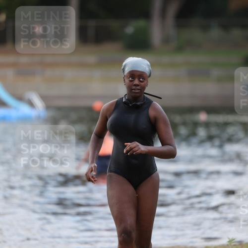 14.09.2025 - Stadtparktriathlon Michael Strokosch http://msf.ph/oto/8870725 14.09.2025 11:15:51 Schwimmen 924, 1005 meine-sportfotos.de