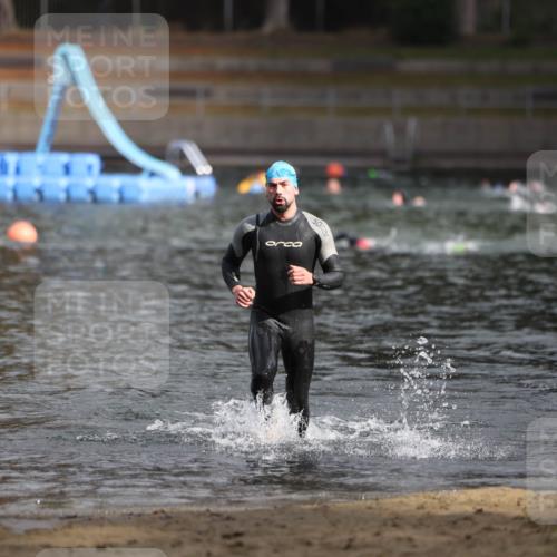14.09.2025 - Stadtparktriathlon Michael Strokosch http://msf.ph/oto/8870879 14.09.2025 11:28:45 Schwimmen 1067, 1082 meine-sportfotos.de