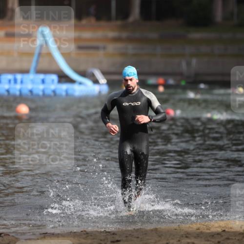 14.09.2025 - Stadtparktriathlon Michael Strokosch http://msf.ph/oto/8870883 14.09.2025 11:28:46 Schwimmen 1067, 1082 meine-sportfotos.de