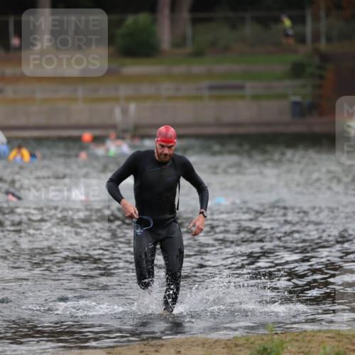 14.09.2025 - Stadtparktriathlon Michael Strokosch http://msf.ph/oto/8870901 14.09.2025 11:29:22 Schwimmen 1076, 1103 meine-sportfotos.de