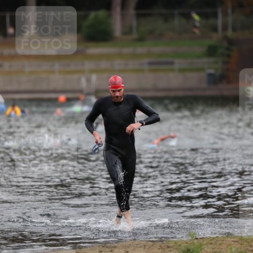 14.09.2025 - Stadtparktriathlon Michael Strokosch http://msf.ph/oto/8870902 14.09.2025 11:29:22 Schwimmen 1076, 1103 meine-sportfotos.de
