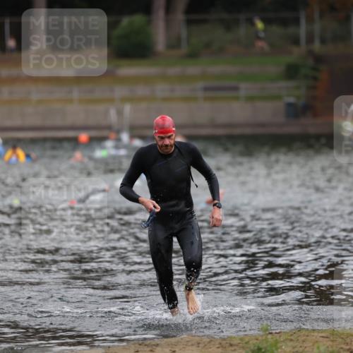 14.09.2025 - Stadtparktriathlon Michael Strokosch http://msf.ph/oto/8870903 14.09.2025 11:29:22 Schwimmen 1076, 1103 meine-sportfotos.de