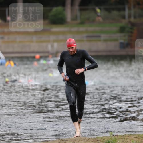 14.09.2025 - Stadtparktriathlon Michael Strokosch http://msf.ph/oto/8870906 14.09.2025 11:29:23 Schwimmen 1076, 1103 meine-sportfotos.de
