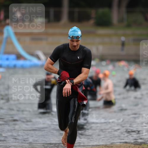 14.09.2025 - Stadtparktriathlon Michael Strokosch http://msf.ph/oto/8871060 14.09.2025 11:30:55 Schwimmen 1072, 1099, 1112 meine-sportfotos.de