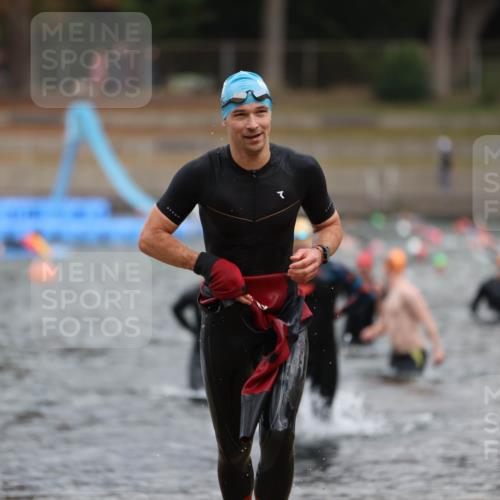 14.09.2025 - Stadtparktriathlon Michael Strokosch http://msf.ph/oto/8871061 14.09.2025 11:30:56 Schwimmen 1072, 1099, 1112 meine-sportfotos.de
