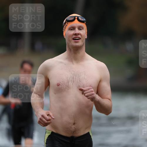 14.09.2025 - Stadtparktriathlon Michael Strokosch http://msf.ph/oto/8871102 14.09.2025 11:31:10 Schwimmen 1027, 1048, 1099, 1101 meine-sportfotos.de