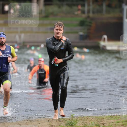 14.09.2025 - Stadtparktriathlon Michael Strokosch http://msf.ph/oto/8871287 14.09.2025 11:32:25 Schwimmen 1054, 1064, 1088, 1095 meine-sportfotos.de
