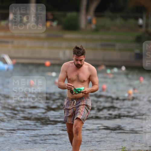 14.09.2025 - Stadtparktriathlon Michael Strokosch http://msf.ph/oto/8871355 14.09.2025 11:32:55 Schwimmen 1053 meine-sportfotos.de