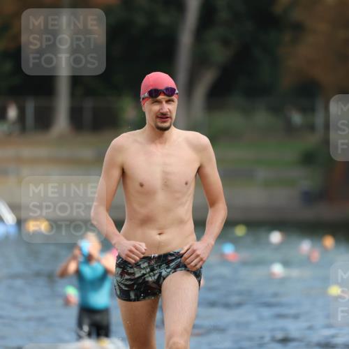 14.09.2025 - Stadtparktriathlon Michael Strokosch http://msf.ph/oto/8871493 14.09.2025 11:33:58 Schwimmen 1029, 1049, 1056 meine-sportfotos.de