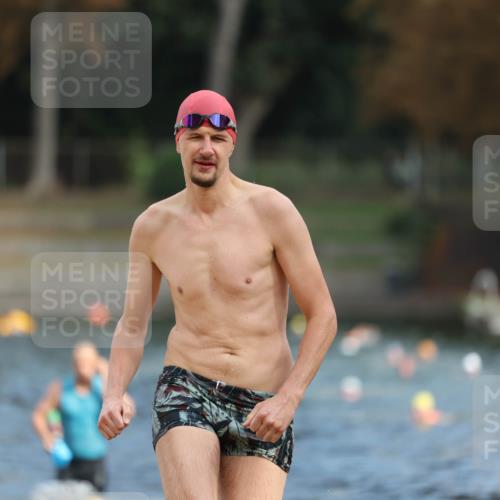 14.09.2025 - Stadtparktriathlon Michael Strokosch http://msf.ph/oto/8871496 14.09.2025 11:33:59 Schwimmen 1029, 1049, 1056 meine-sportfotos.de