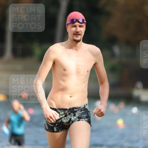 14.09.2025 - Stadtparktriathlon Michael Strokosch http://msf.ph/oto/8871498 14.09.2025 11:33:59 Schwimmen 1029, 1049, 1056 meine-sportfotos.de