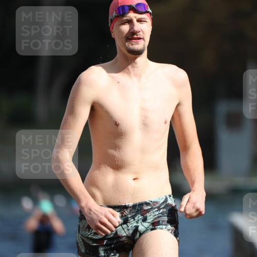 14.09.2025 - Stadtparktriathlon Michael Strokosch http://msf.ph/oto/8871501 14.09.2025 11:34:00 Schwimmen 1029, 1049, 1056 meine-sportfotos.de