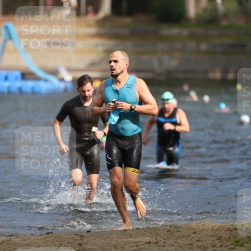 14.09.2025 - Stadtparktriathlon Michael Strokosch http://msf.ph/oto/8871502 14.09.2025 11:34:04 Schwimmen 1049, 1056 meine-sportfotos.de