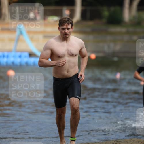 14.09.2025 - Stadtparktriathlon Michael Strokosch http://msf.ph/oto/8871642 14.09.2025 11:35:15 Schwimmen 1057, 1081 meine-sportfotos.de