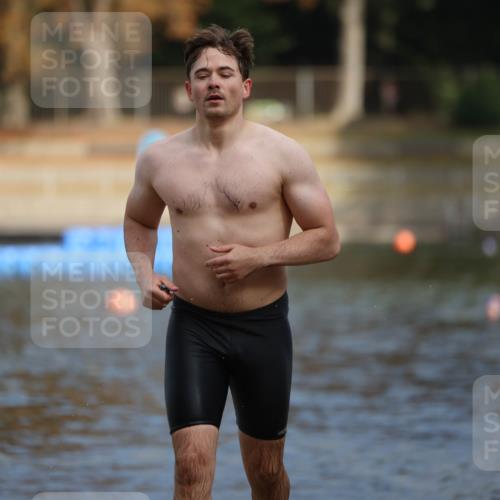 14.09.2025 - Stadtparktriathlon Michael Strokosch http://msf.ph/oto/8871646 14.09.2025 11:35:16 Schwimmen 1057, 1081 meine-sportfotos.de