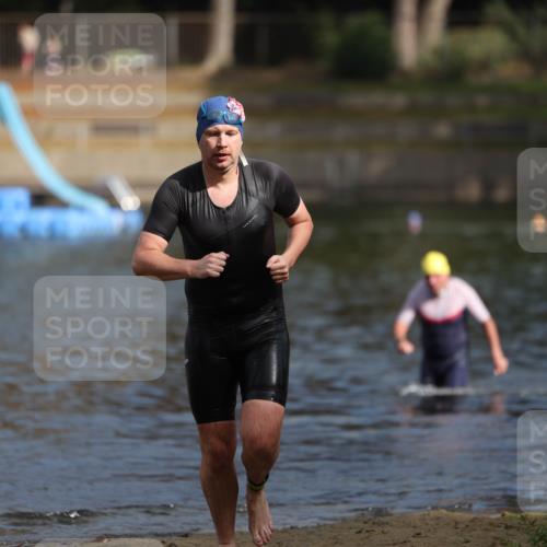 14.09.2025 - Stadtparktriathlon Michael Strokosch http://msf.ph/oto/8871692 14.09.2025 11:35:50 Schwimmen 1059, 1061 meine-sportfotos.de