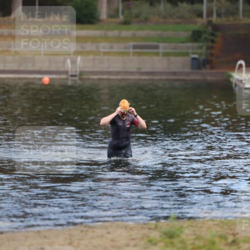 14.09.2025 - Stadtparktriathlon Michael Strokosch http://msf.ph/oto/8871769 14.09.2025 11:37:35 Schwimmen 1119 meine-sportfotos.de