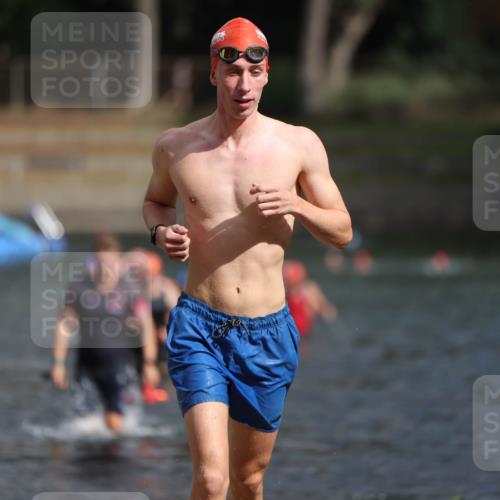 14.09.2025 - Stadtparktriathlon Michael Strokosch http://msf.ph/oto/8872177 14.09.2025 11:51:17 Schwimmen 1153, 1199, 1203 meine-sportfotos.de