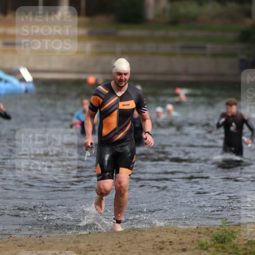 14.09.2025 - Stadtparktriathlon Michael Strokosch http://msf.ph/oto/8872597 14.09.2025 11:54:27 Schwimmen 1210 meine-sportfotos.de