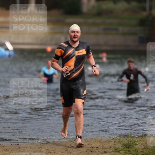 14.09.2025 - Stadtparktriathlon Michael Strokosch http://msf.ph/oto/8872598 14.09.2025 11:54:28 Schwimmen 1210 meine-sportfotos.de