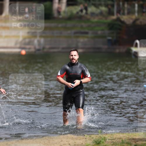 14.09.2025 - Stadtparktriathlon Michael Strokosch http://msf.ph/oto/8872769 14.09.2025 11:58:40 Schwimmen 1208, 1215 meine-sportfotos.de