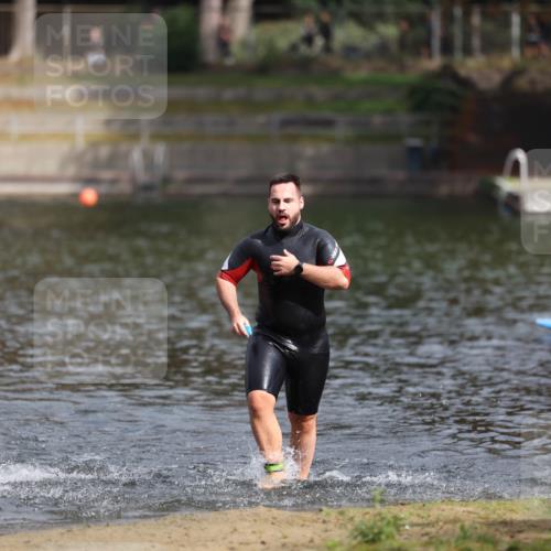 14.09.2025 - Stadtparktriathlon Michael Strokosch http://msf.ph/oto/8872771 14.09.2025 11:58:40 Schwimmen 1208, 1215 meine-sportfotos.de