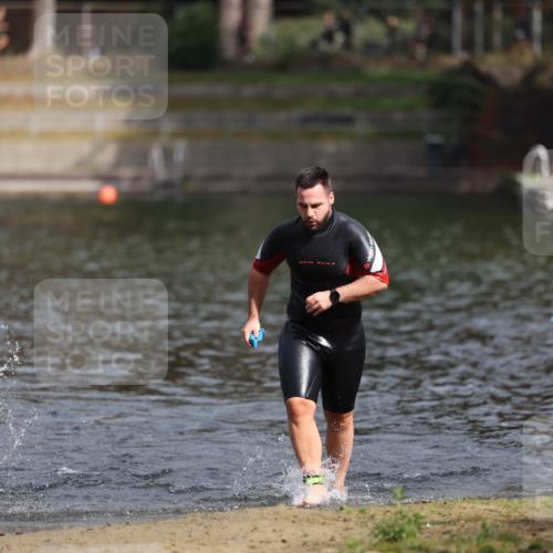 14.09.2025 - Stadtparktriathlon Michael Strokosch http://msf.ph/oto/8872778 14.09.2025 11:58:41 Schwimmen 1208, 1215 meine-sportfotos.de