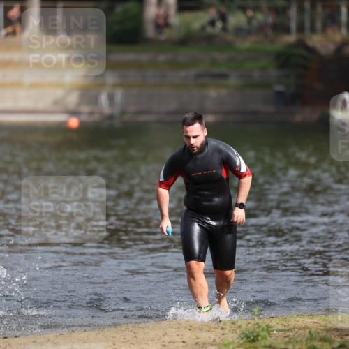 14.09.2025 - Stadtparktriathlon Michael Strokosch http://msf.ph/oto/8872779 14.09.2025 11:58:41 Schwimmen 1208, 1215 meine-sportfotos.de