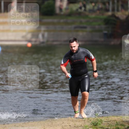 14.09.2025 - Stadtparktriathlon Michael Strokosch http://msf.ph/oto/8872781 14.09.2025 11:58:42 Schwimmen 1208, 1215 meine-sportfotos.de