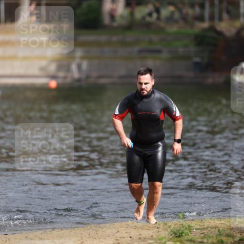 14.09.2025 - Stadtparktriathlon Michael Strokosch http://msf.ph/oto/8872782 14.09.2025 11:58:42 Schwimmen 1208, 1215 meine-sportfotos.de