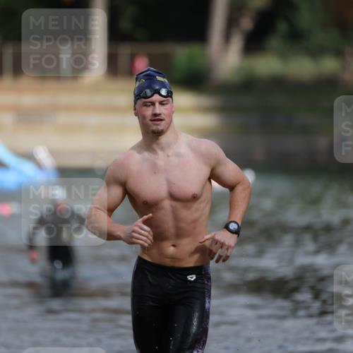 14.09.2025 - Stadtparktriathlon Michael Strokosch http://msf.ph/oto/8873903 14.09.2025 12:28:49 Schwimmen 1390, 1417 meine-sportfotos.de