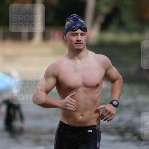 14.09.2025 - Stadtparktriathlon Michael Strokosch http://msf.ph/oto/8873906 14.09.2025 12:28:50 Schwimmen 1390, 1417 meine-sportfotos.de