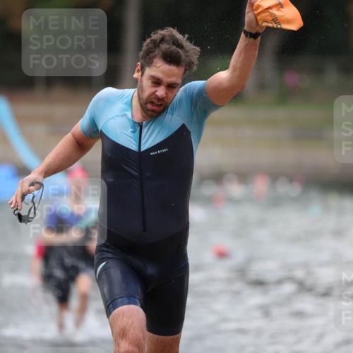 14.09.2025 - Stadtparktriathlon Michael Strokosch http://msf.ph/oto/8874105 14.09.2025 12:31:23 Schwimmen 1352, 1386, 1388 meine-sportfotos.de
