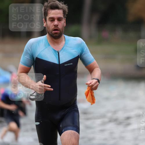 14.09.2025 - Stadtparktriathlon Michael Strokosch http://msf.ph/oto/8874106 14.09.2025 12:31:23 Schwimmen 1352, 1386, 1388 meine-sportfotos.de