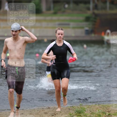 14.09.2025 - Stadtparktriathlon Michael Strokosch http://msf.ph/oto/8874392 14.09.2025 12:33:29 Schwimmen 1327, 1335, 1371, 1374 meine-sportfotos.de