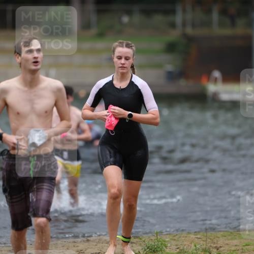 14.09.2025 - Stadtparktriathlon Michael Strokosch http://msf.ph/oto/8874396 14.09.2025 12:33:30 Schwimmen 1327, 1335, 1371, 1374 meine-sportfotos.de