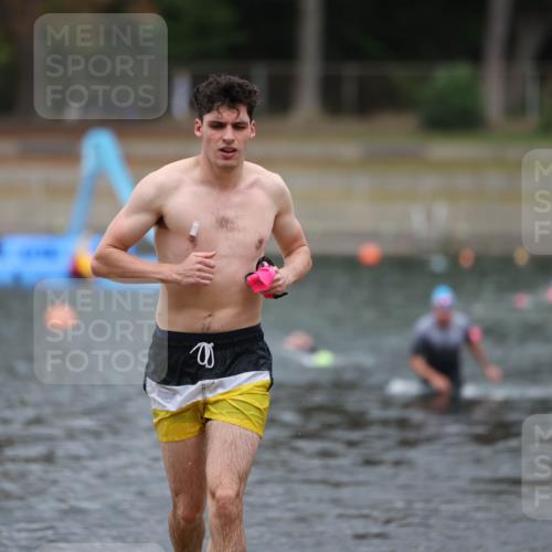 14.09.2025 - Stadtparktriathlon Michael Strokosch http://msf.ph/oto/8874412 14.09.2025 12:33:35 Schwimmen 1327, 1371, 1374 meine-sportfotos.de
