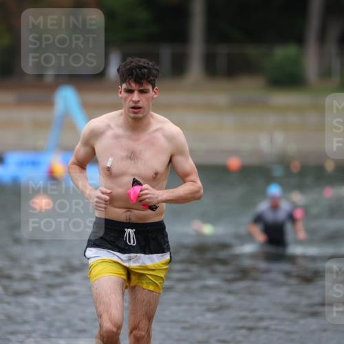 14.09.2025 - Stadtparktriathlon Michael Strokosch http://msf.ph/oto/8874413 14.09.2025 12:33:35 Schwimmen 1327, 1371, 1374 meine-sportfotos.de