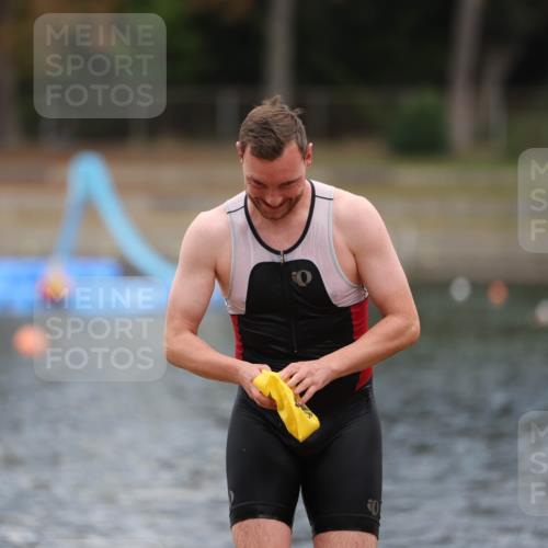 14.09.2025 - Stadtparktriathlon Michael Strokosch http://msf.ph/oto/8874608 14.09.2025 12:36:19 Schwimmen 1324, 1350 meine-sportfotos.de