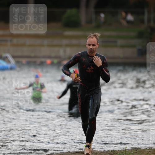 14.09.2025 - Stadtparktriathlon Michael Strokosch http://msf.ph/oto/8874737 14.09.2025 12:49:53 Schwimmen 1469, 1504 meine-sportfotos.de