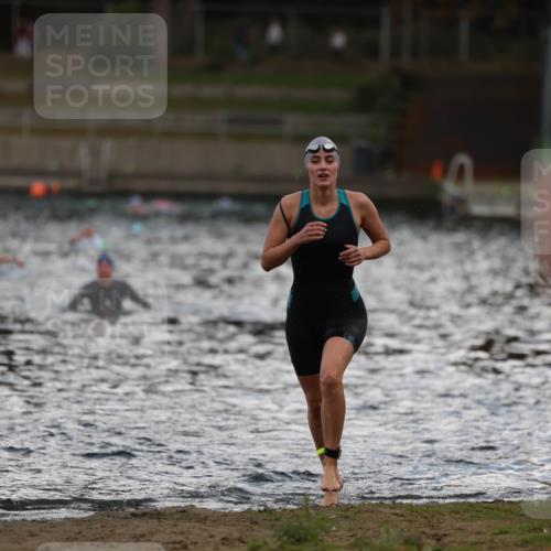 14.09.2025 - Stadtparktriathlon Michael Strokosch http://msf.ph/oto/8874803 14.09.2025 12:50:13 Schwimmen 1441, 1442 meine-sportfotos.de