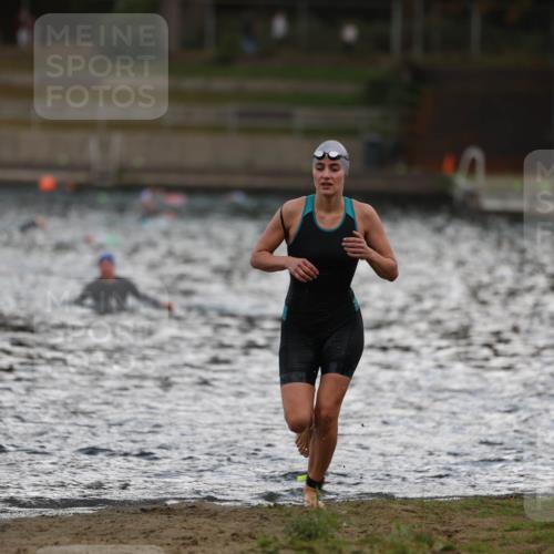14.09.2025 - Stadtparktriathlon Michael Strokosch http://msf.ph/oto/8874805 14.09.2025 12:50:13 Schwimmen 1441, 1442 meine-sportfotos.de