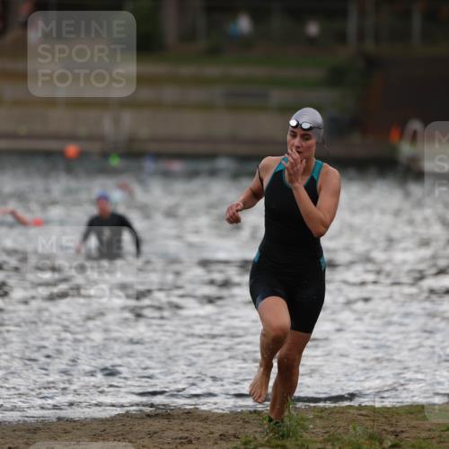 14.09.2025 - Stadtparktriathlon Michael Strokosch http://msf.ph/oto/8874808 14.09.2025 12:50:14 Schwimmen 1441, 1442 meine-sportfotos.de