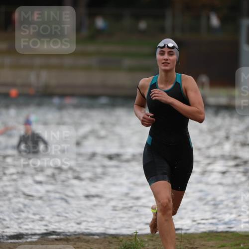 14.09.2025 - Stadtparktriathlon Michael Strokosch http://msf.ph/oto/8874811 14.09.2025 12:50:15 Schwimmen 1441, 1442 meine-sportfotos.de